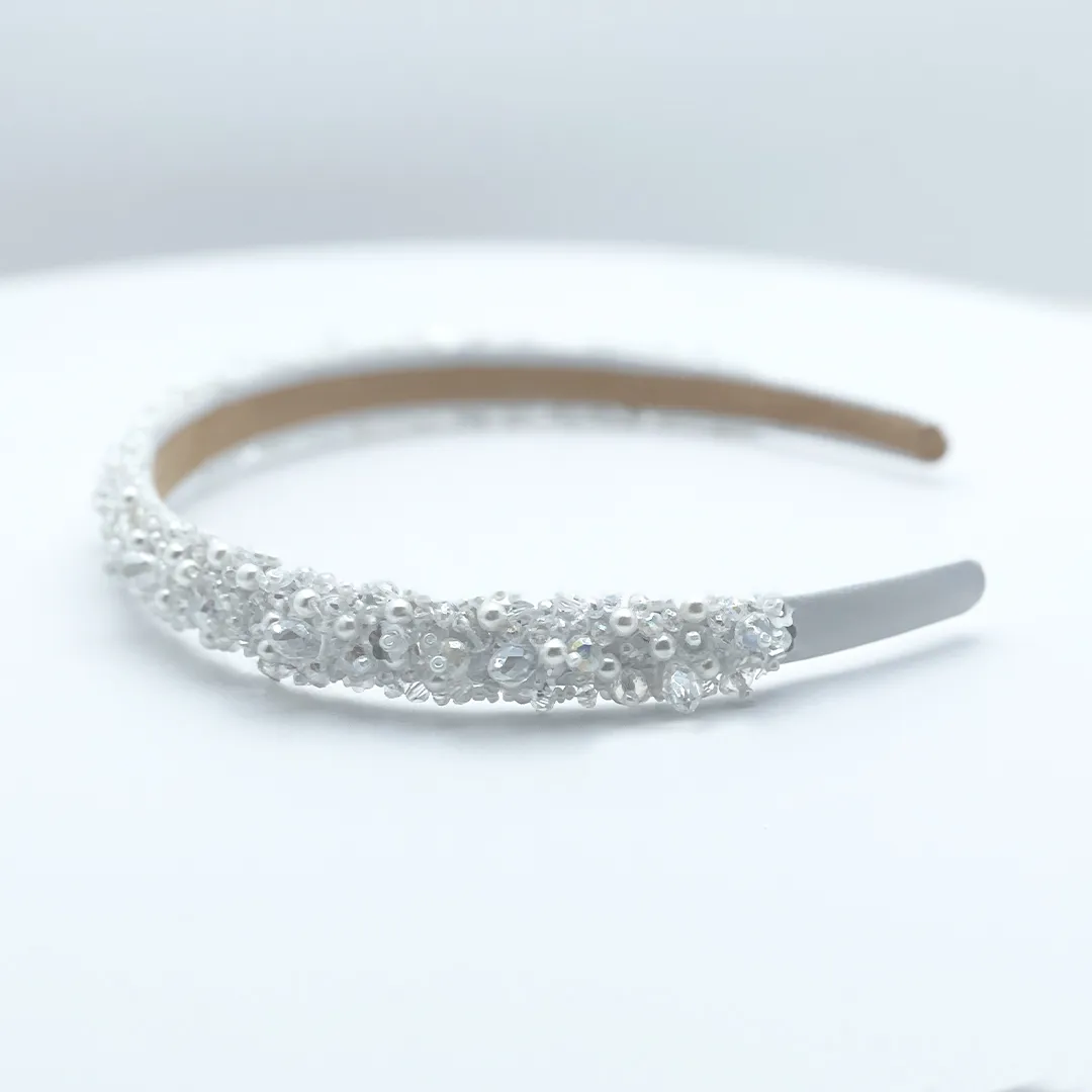 ARAAM – Zarter Braut-Haarreif mit weißen & transparenten Perlen – Bild 4