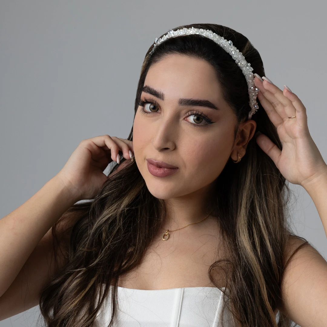 ARAAM – Zarter Braut-Haarreif mit weißen & transparenten Perlen – Bild 3