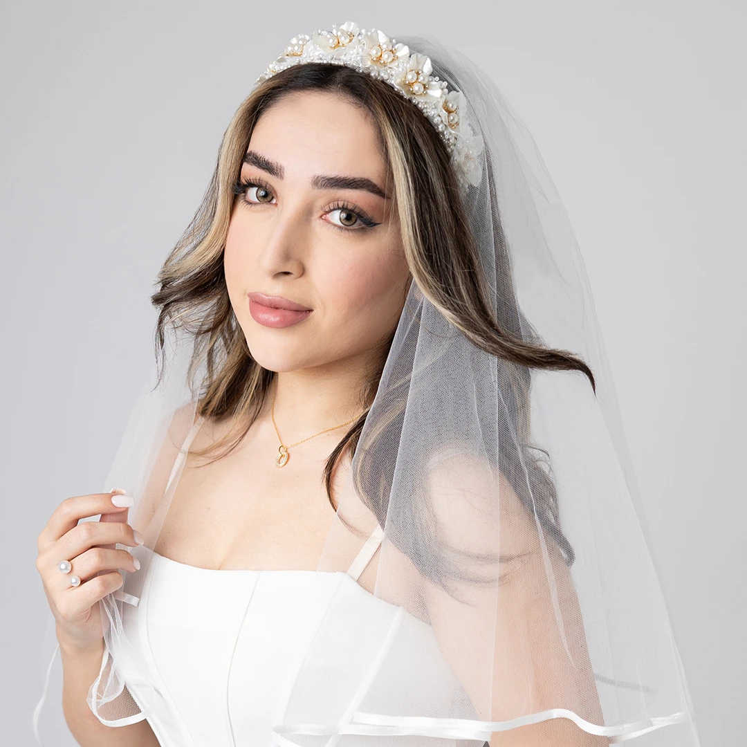 GOLPAR – Perlen-Haarreif mit beigen Acrylblumen – Bild 3