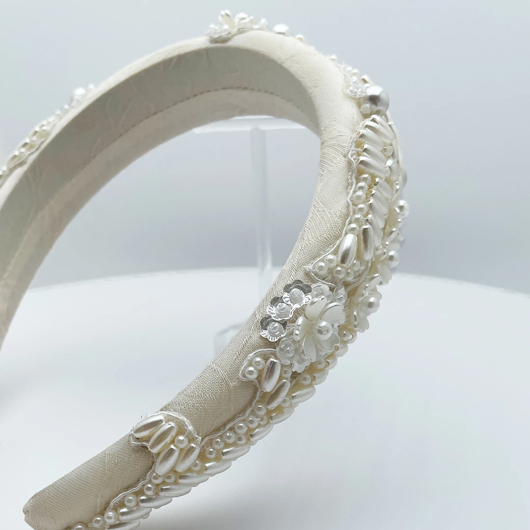 GANDOM – Zarter Stoff-Haarreif mit Perlenbesatz – Bild 5