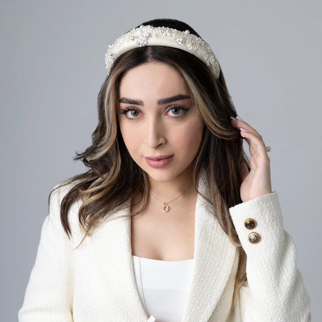 GANDOM – Zarter Stoff-Haarreif mit Perlenbesatz – Bild 3