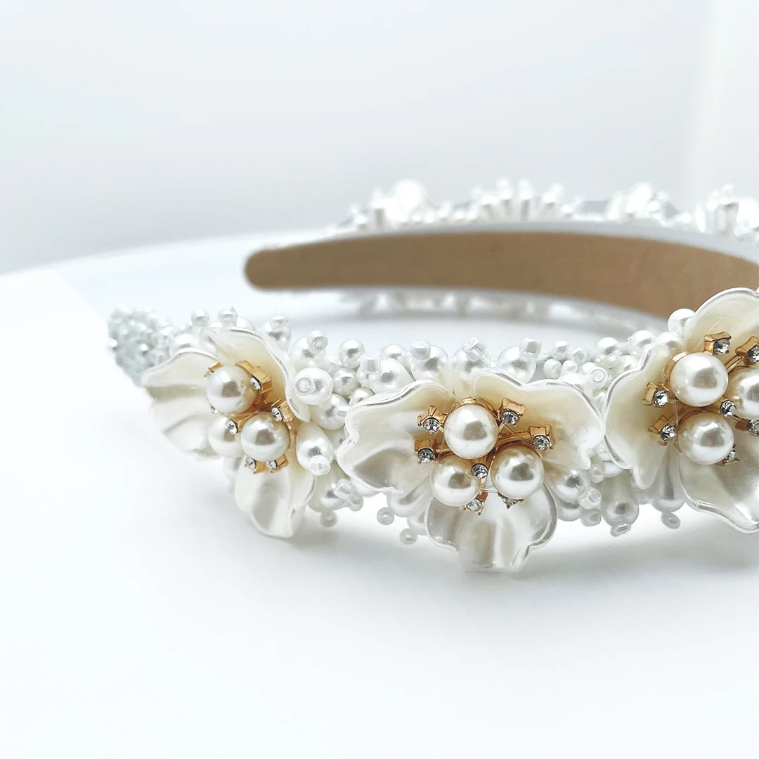 GOLPAR – Perlen-Haarreif mit beigen Acrylblumen – Bild 2