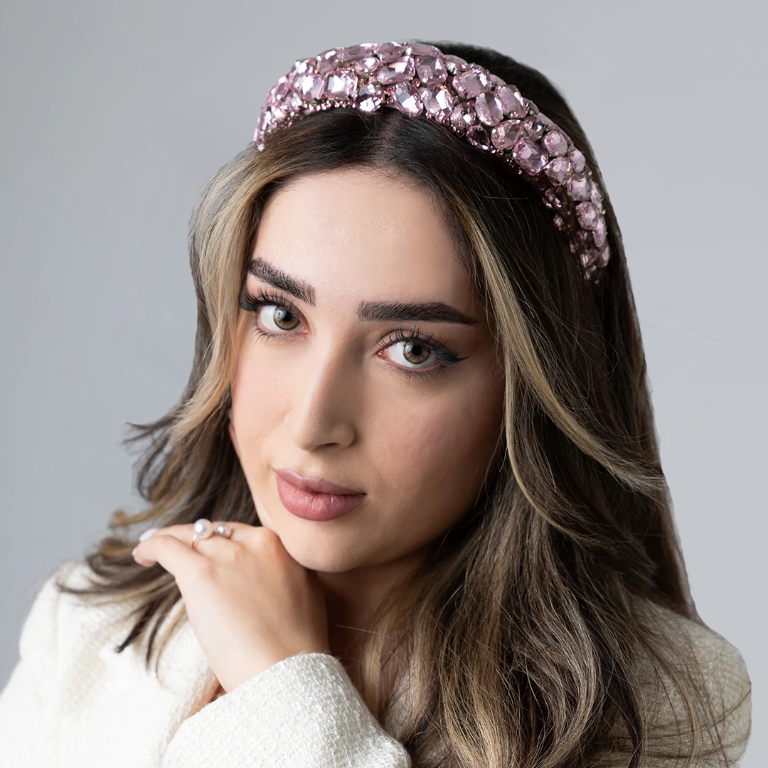 ROSAN – Rosa Strass-Haarreif mit Glamour-Faktor – Bild 3