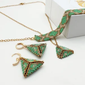 Schmuckset in Gold und Grün